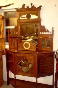Chiffoniere andoak mantle clock